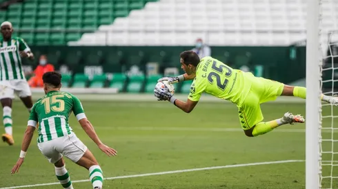 Claudio Bravo volvió a verse sólido en la portería del Betis y ahora es líder de la liga.