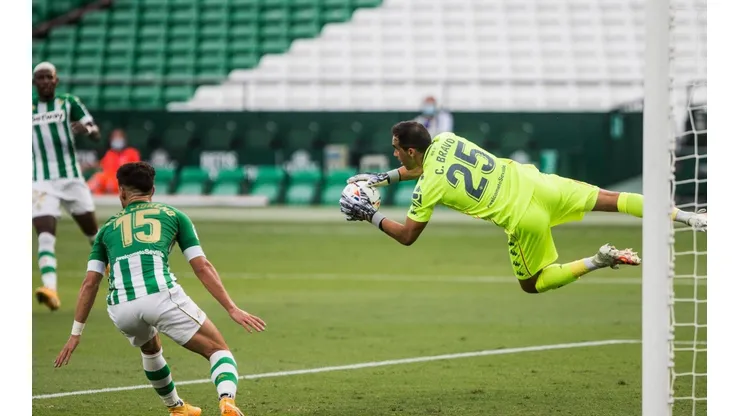 Claudio Bravo volvió a verse sólido en la portería del Betis y ahora es líder de la liga.