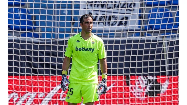 Bravo es titular en el Betis