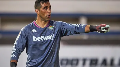 Claudio Bravo será titular hoy en Real Betis