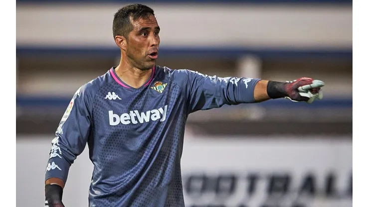 Claudio Bravo será titular hoy en Real Betis