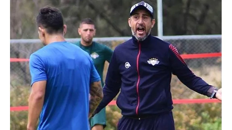Técnico de Wilstermann enojado con los árbitros chilenos