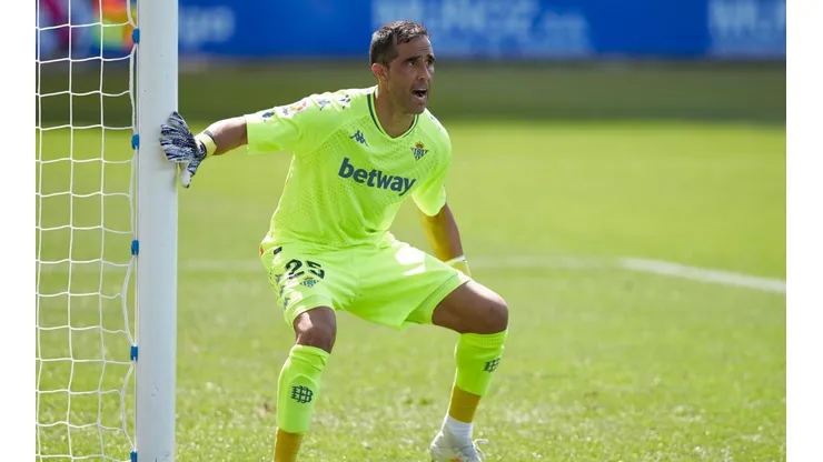 Bravo dejó su arco en cero en su debut oficial con el Betis.