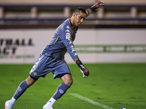 Claudio Bravo vuelve locos a todos en Betis por su juego de pies