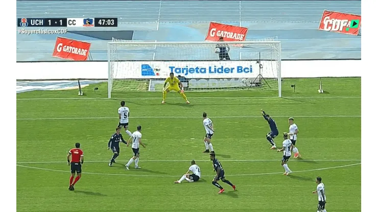 Gonzalo Espínoza le da el empate parcial a la U ante Colo Colo.