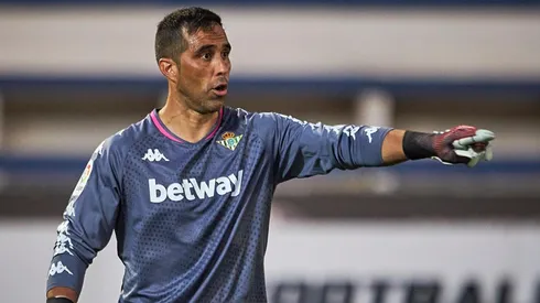 Claudio Bravo se estrenó en un amistoso con el Betis
