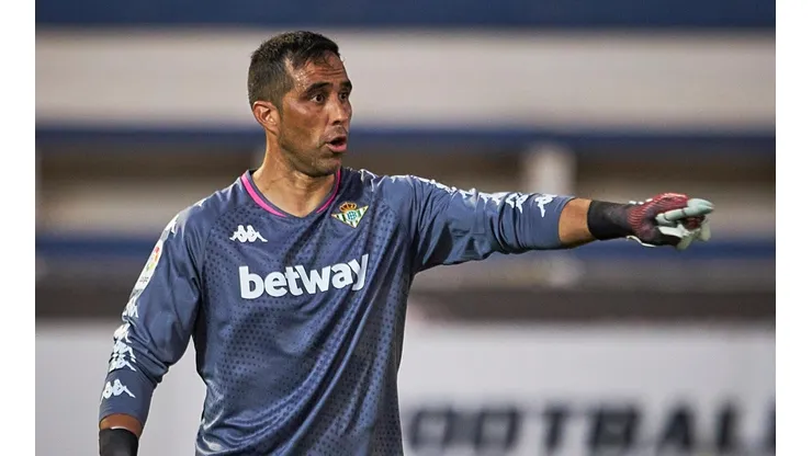 Claudio Bravo se estrenó en un amistoso con el Betis