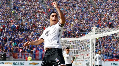 Paredes celebrando una verdadera joya en el Estadio Nacional y silenciando a los hinchas azules.