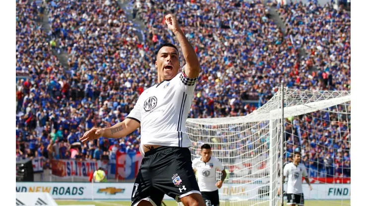Paredes celebrando una verdadera joya en el Estadio Nacional y silenciando a los hinchas azules.