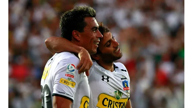 Olivi celebrando un gol junto a Paredes el 2014