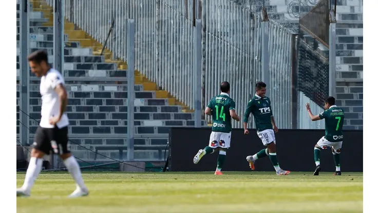 Wanderers festeja ante la desazón de los jugadores albos