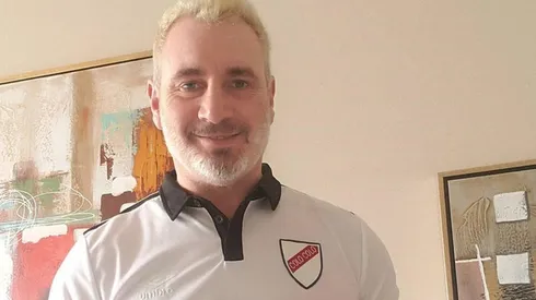 Marcelo Barticciotto luciendo la camiseta conmemorativa de Colo Colo