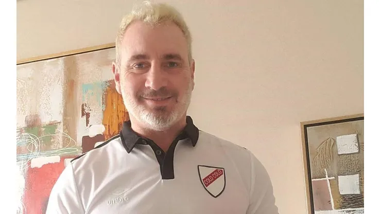 Marcelo Barticciotto luciendo la camiseta conmemorativa de Colo Colo