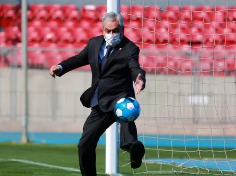 Esteban Paredes tira la talla con el arquero, Sebastián Piñera