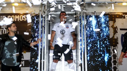 Colo Colo presentó con bombos y platillos su última camiseta Umbro.