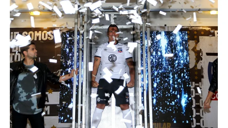 Colo Colo presentó con bombos y platillos su última camiseta Umbro.
