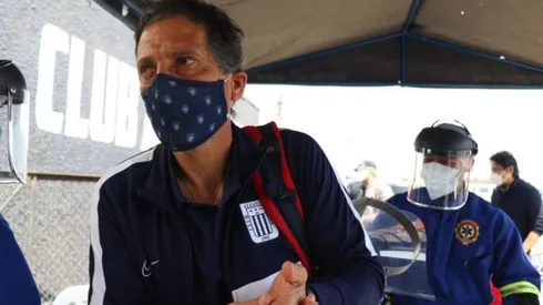 El ex estratega albo todavía no pude debutar oficialmente en Perú.