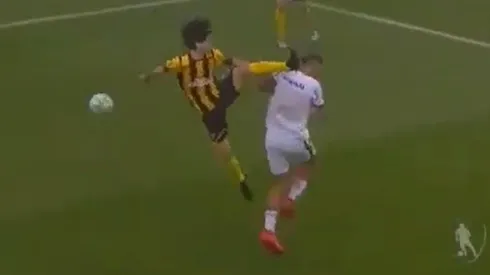 Criminal planchazo a la cabeza del rival marcó la vuelta de Peñarol en Uruguay