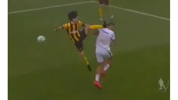 Criminal planchazo a la cabeza del rival marcó la vuelta de Peñarol en Uruguay