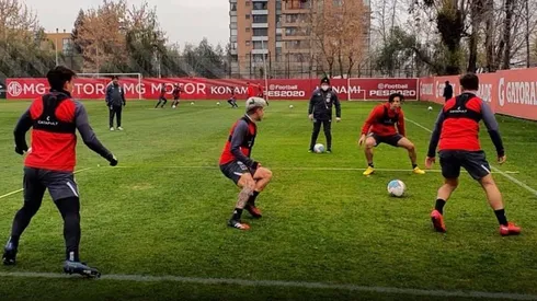 Matías junto al resto de sus compañeros haciendo trabajos con balón