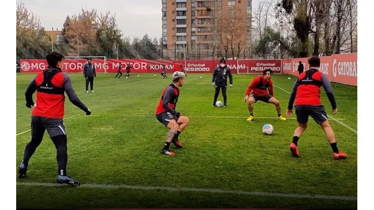 Matías junto al resto de sus compañeros haciendo trabajos con balón