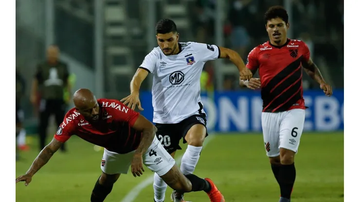 Blandi enfrentando a Paranaense en el último partido que jugó Colo Colo