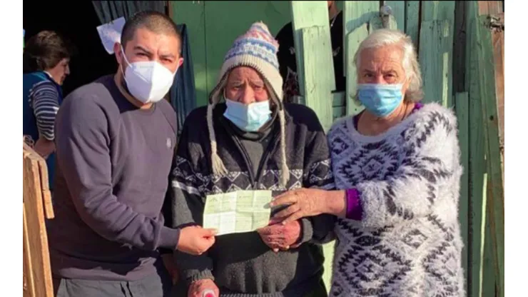 Maturana le regaló una casa a una pareja de abuelos