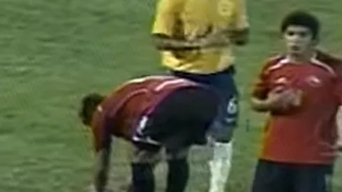 El momento en que Vidal se queda con el penal y Flores se aleja