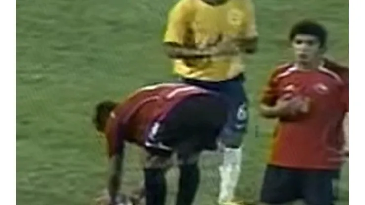 El momento en que Vidal se queda con el penal y Flores se aleja
