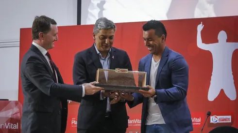 Esteban Paredes recibiendo premios de parte de Sebastián Moreno, presidente de la ANFP