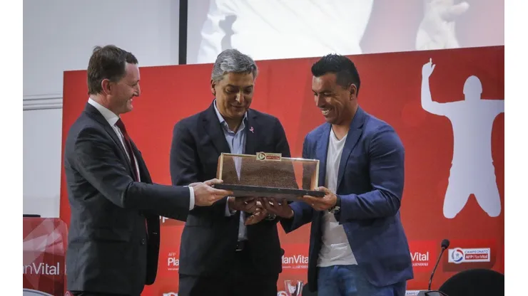 Esteban Paredes recibiendo premios de parte de Sebastián Moreno, presidente de la ANFP