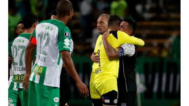 Colo Colo se abrazaba por avanzar a octavos de final tras 11 años sin lograrlo
