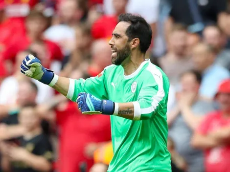 Claudio Bravo: "Antes de llegar a Colo Colo jugaba de delantero, tenía buen remate"