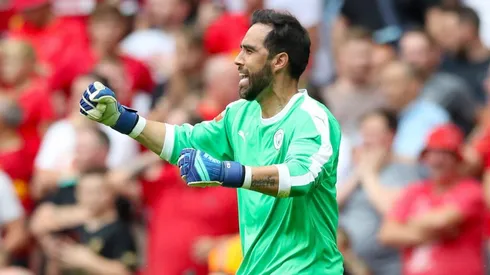 Claudio Bravo recuerda sus inicios en el fútbol