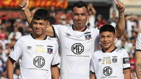 Esteban Paredes junto a sus dos herederos