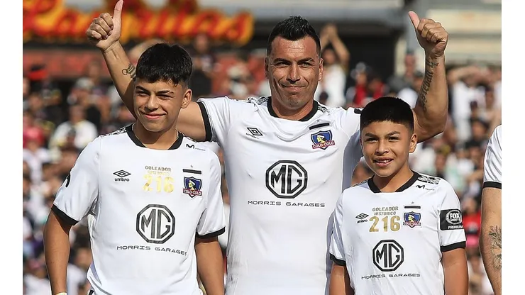 Esteban Paredes junto a sus dos herederos
