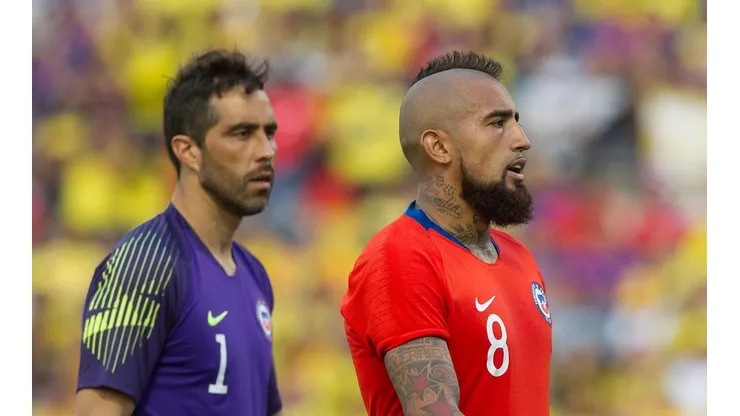 La FIFA determinó que Bravo y Vidal podrían volver con la Roja en septiembre