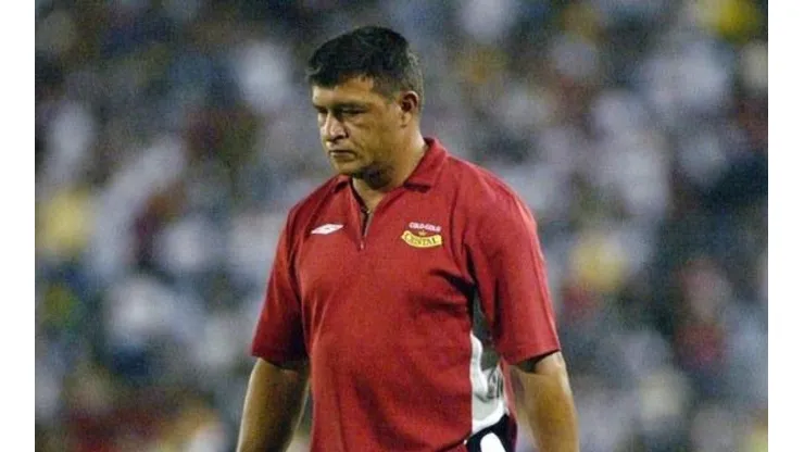 Claudio Borghi reunió a todo el cuerpo técnico en el entretiempo de la final de la Copa Sudamericana