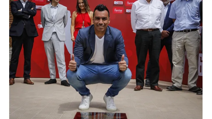 Esteban Paredes en el salón de la fama que le hizo la ANFP