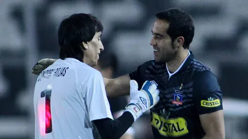 Roberto Rojas y Claudio Bravo compartiendo en el Monumental en el 2013.
