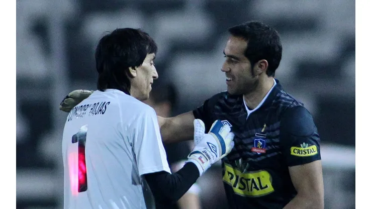 Roberto Rojas y Claudio Bravo compartiendo en el Monumental en el 2013.