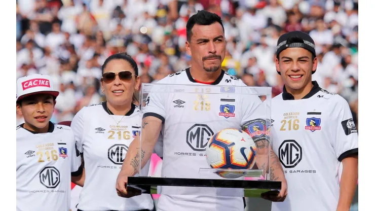 Esteban junto a Jenny Lasta y sus dos hijos.