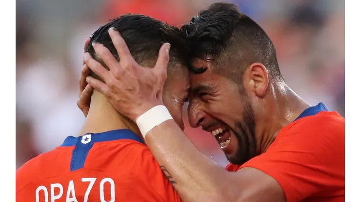 Mauricio Isla con Óscar Opazo, actual lateral derecho del Cacique.