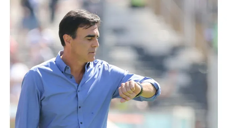 Gustavo Quinteros fue contacto para ser DT de Colo Colo, pero ahora no hay conversaciones y habrá hasta 2021, si es que sigue libre.