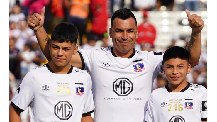 Esteban Paredes junto a sus hijos en la Noche Alba 2020.