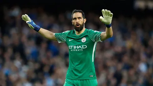 Claudio Bravo se enfada con hincha en redes sociales