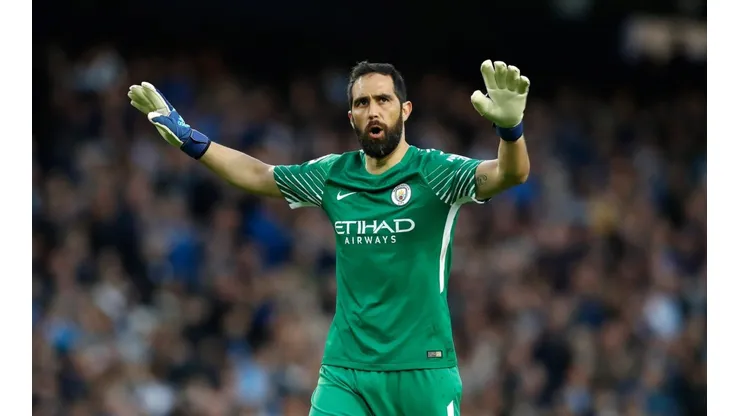 Claudio Bravo se enfada con hincha en redes sociales