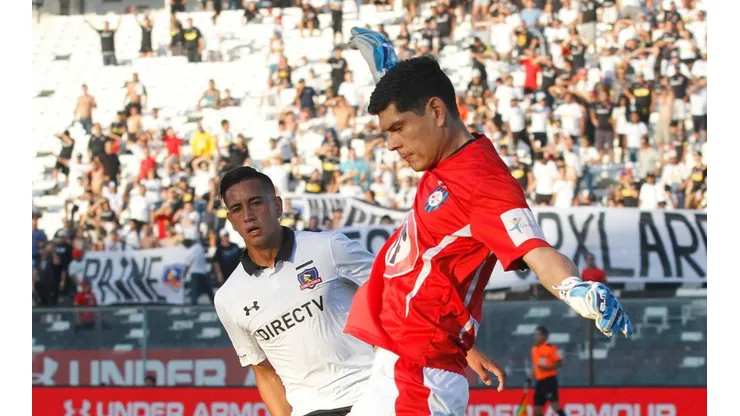 Carlos Lampe enfrentado a Colo Colo durante el año 2017.