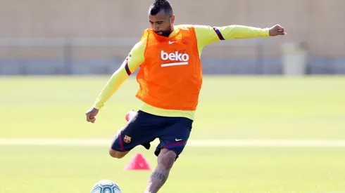 El formado en Colo Colo vería desde la banca el regreso del Barcelona en el fútbol español.