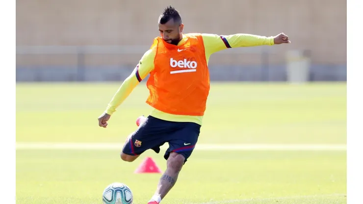 El formado en Colo Colo vería desde la banca el regreso del Barcelona en el fútbol español.